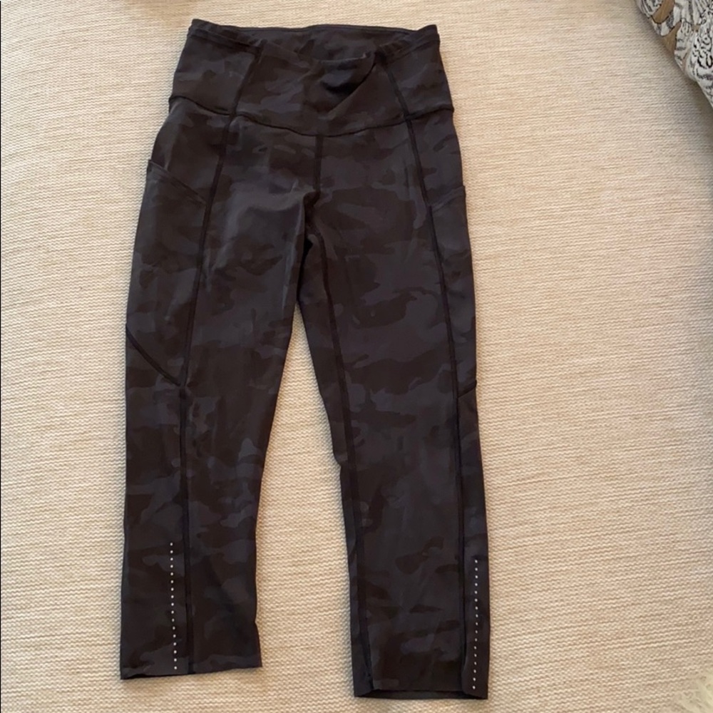 Lulu camo crop leggings